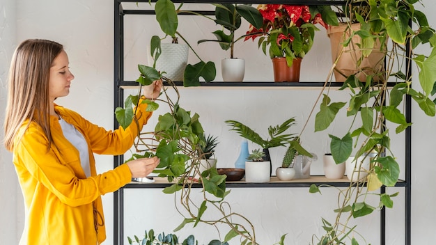 Mujer joven jardinería en casa