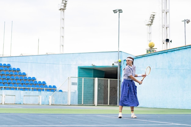 Mujer joven, juego, tenis