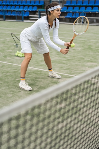 mujer joven jugando al tenis