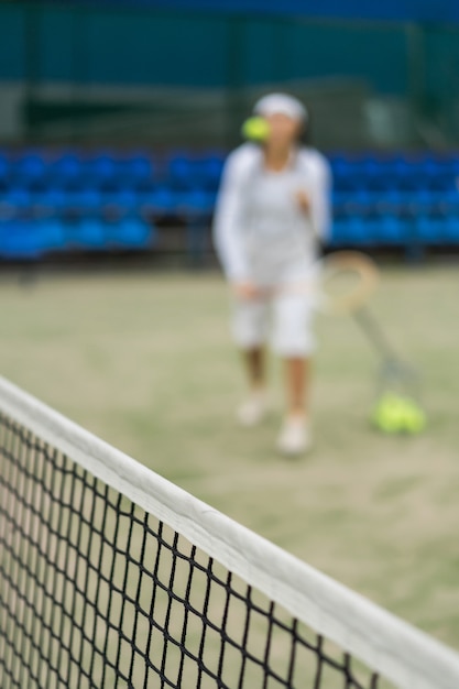mujer joven jugando al tenis