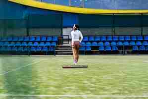 Foto gratuita mujer joven jugando al tenis