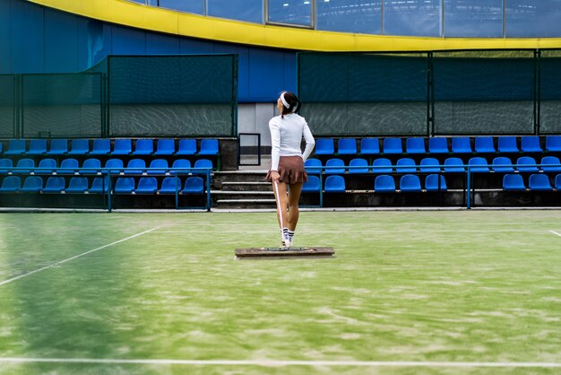 mujer joven jugando al tenis