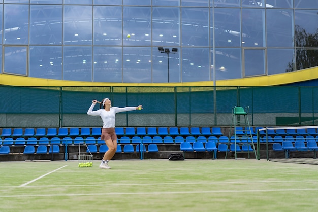 Foto gratuita mujer joven jugando al tenis