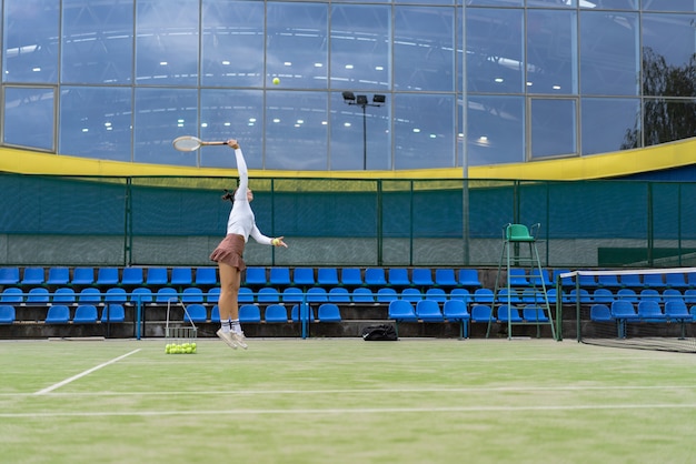 Foto gratuita mujer joven jugando al tenis