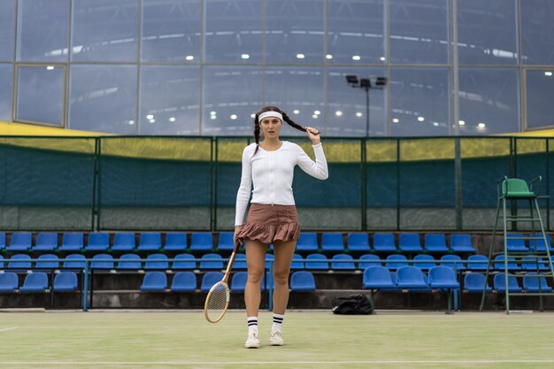 mujer joven jugando al tenis