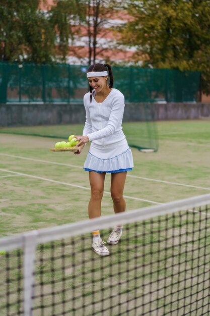 mujer joven jugando al tenis