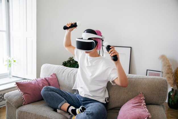 Mujer joven jugando un juego de realidad virtual