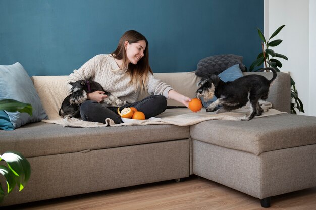 Mujer joven jugando con sus perros