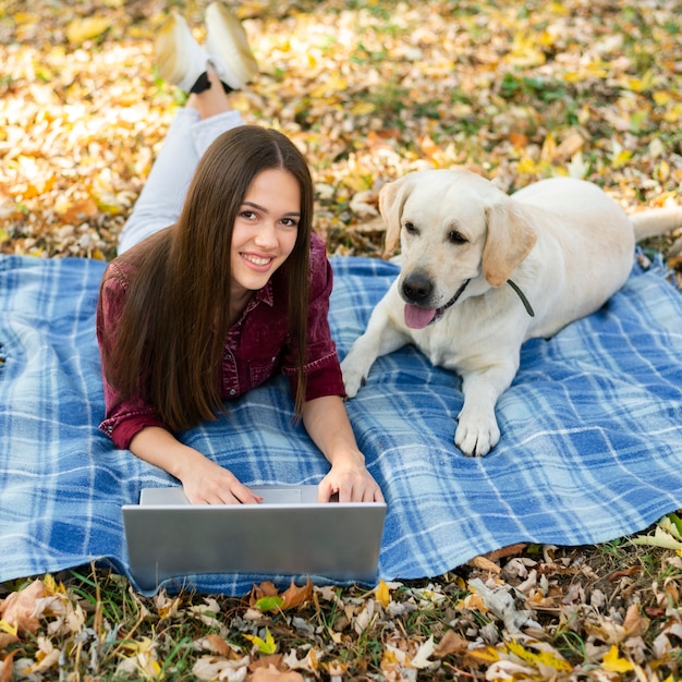 Foto gratuita mujer joven junto con su perro