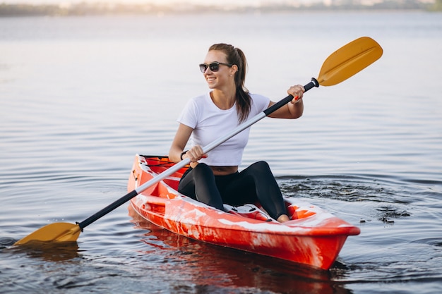 Mujer joven, kayak, en el lago