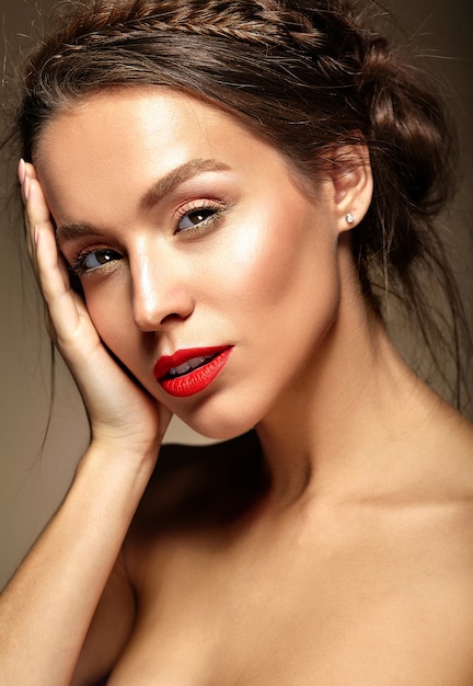 Mujer joven con labios rojos y peinado ondulado