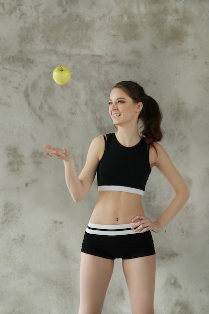 Mujer joven, lanzamiento, manzana