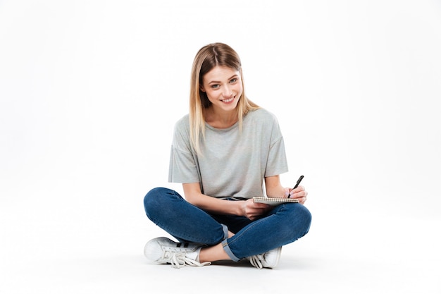 Mujer joven con lápiz y cuaderno