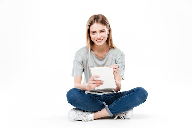 Mujer joven con lápiz y cuaderno