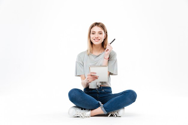 Mujer joven con lápiz y cuaderno