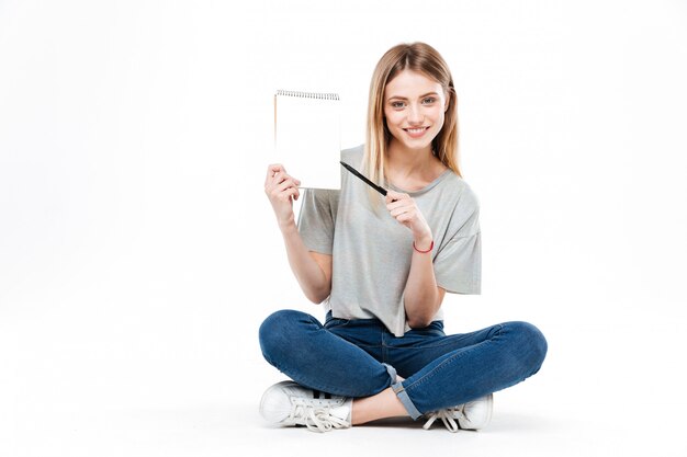 Mujer joven con lápiz y cuaderno