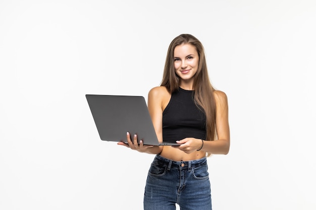 Mujer joven con laptop en blanco