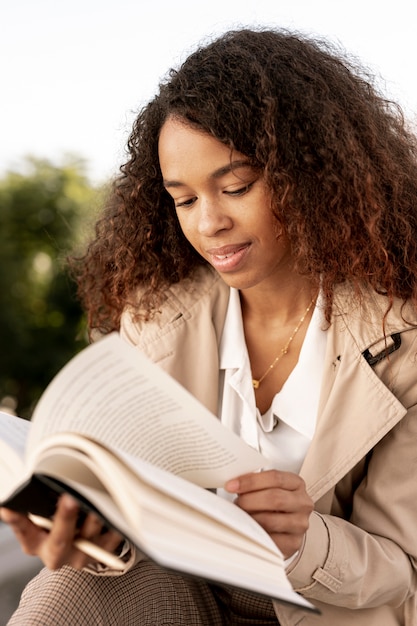 Mujer joven, lectura, afuera