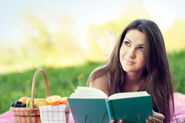 Mujer joven, lectura, en, pradera