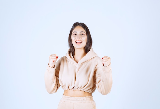 Mujer joven levantando sus puños y sintiéndose poderosa