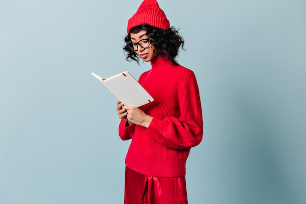 mujer joven leyendo cuaderno