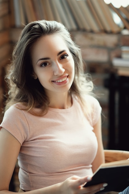 Foto gratuita mujer joven leyendo un libro en casa