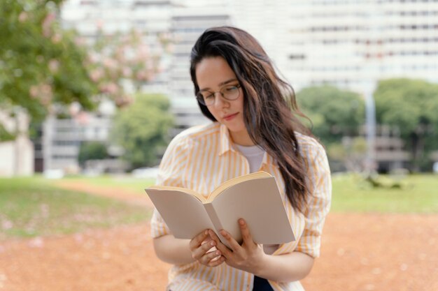 Mujer joven leyendo un libro interesante