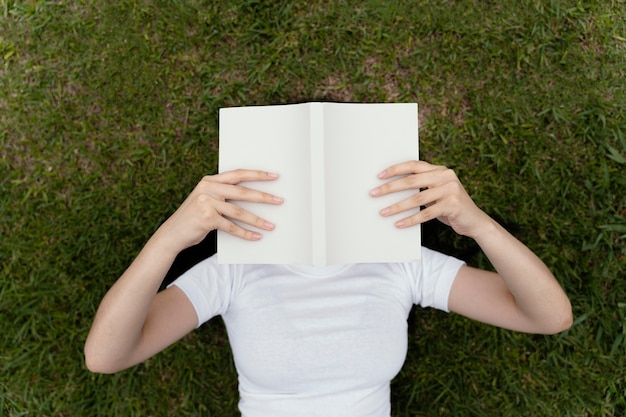 Mujer joven leyendo un libro interesante