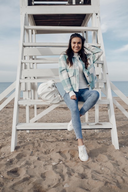 mujer joven libertad al aire libre