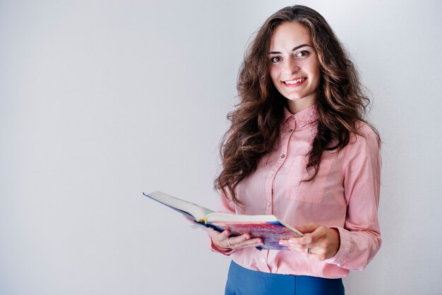 Mujer joven con libro en estudio