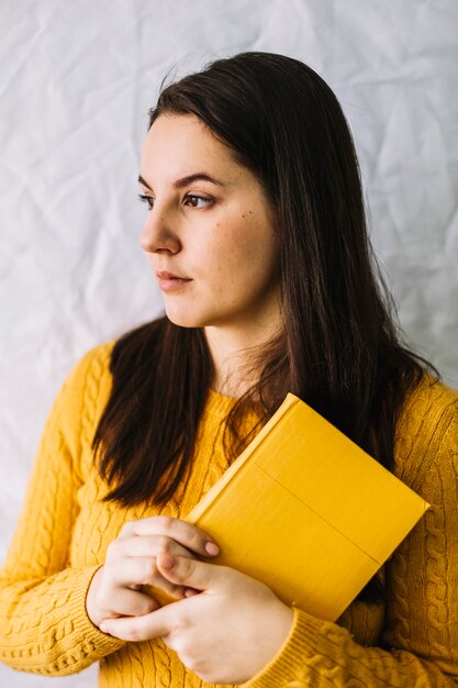 Mujer joven con libro vintage