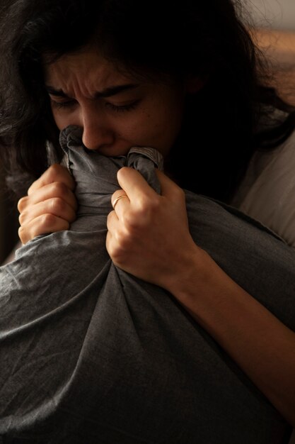 Mujer joven lidiando con la ansiedad