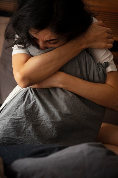 Mujer joven lidiando con la ansiedad