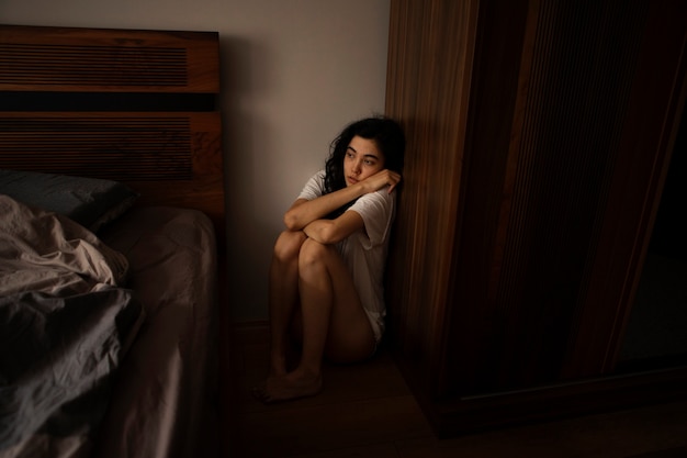 Foto gratuita mujer joven lidiando con la ansiedad