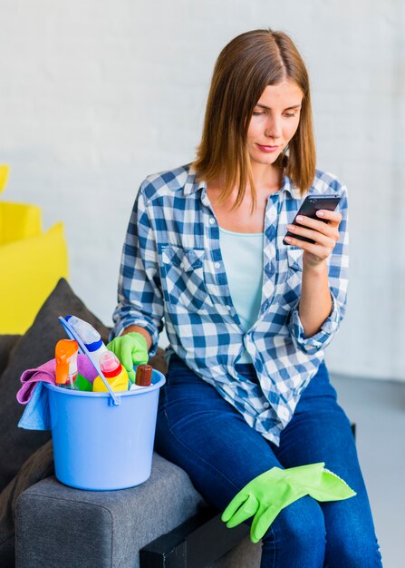 Mujer joven limpiando la casa