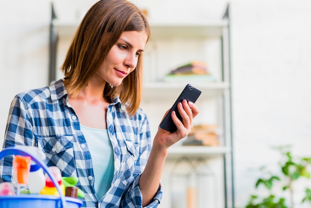 Foto gratuita mujer joven limpiando la casa