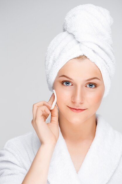 Mujer joven, limpieza, cara, después, maquillaje