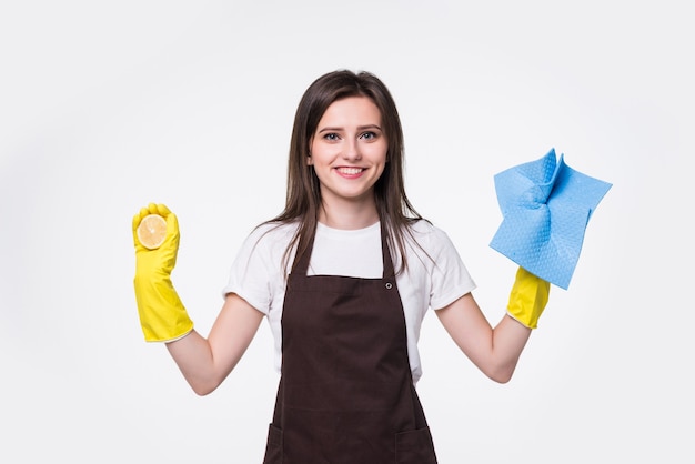 Mujer joven de la limpieza de pie y sosteniendo una esponja contra