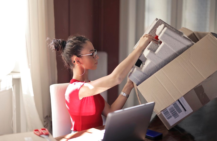 Foto gratuito mujer joven llena cajas en casa