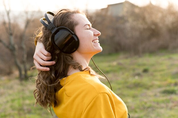 Mujer joven, llevando, auriculares de arriba