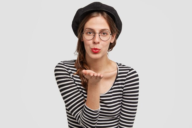 Mujer joven, llevando, boina, y, camisa a rayas