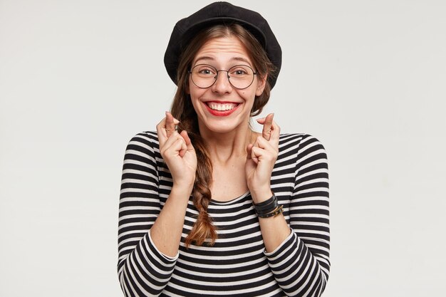 Mujer joven, llevando, boina, y, camisa a rayas