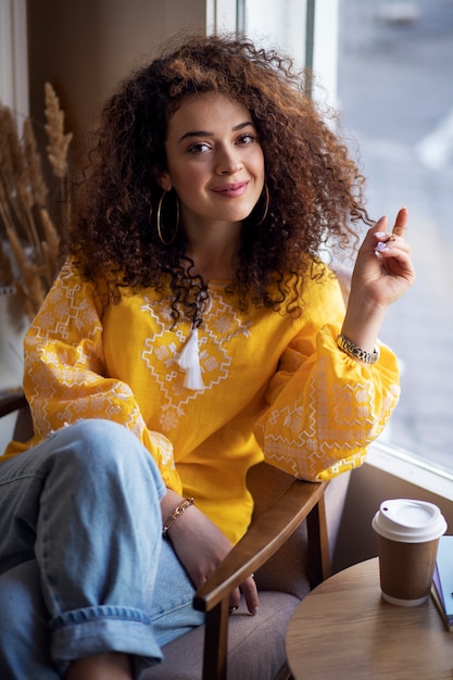 mujer joven, llevando, bordado, camisa