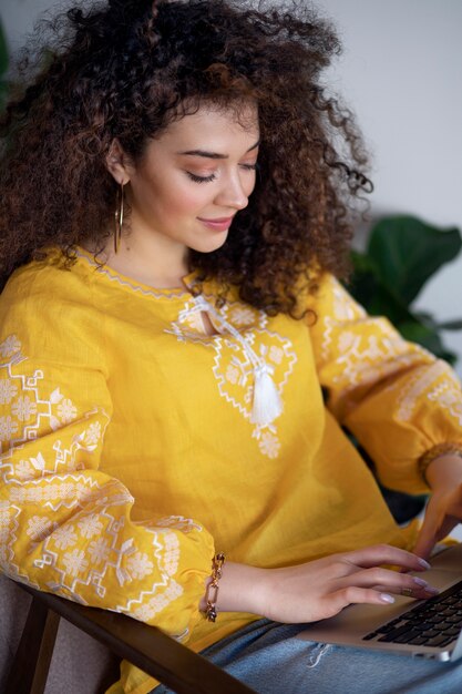 mujer joven, llevando, bordado, camisa