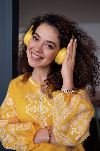 mujer joven, llevando, bordado, camisa