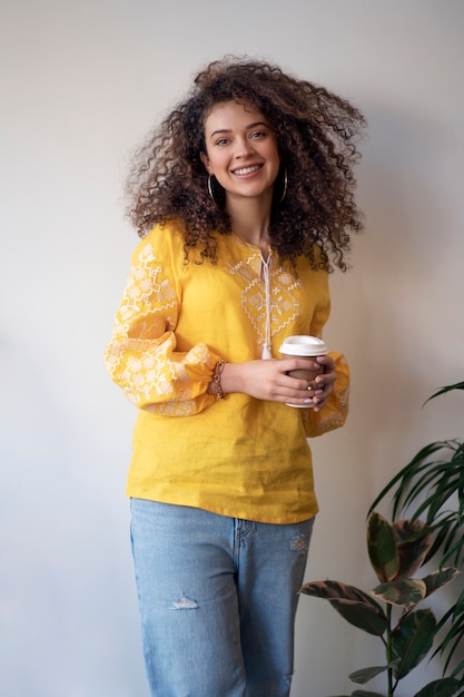 mujer joven, llevando, bordado, camisa