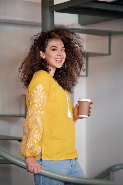 mujer joven, llevando, bordado, camisa