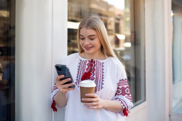 mujer joven, llevando, bordado, camisa