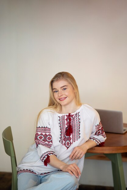 mujer joven, llevando, bordado, camisa