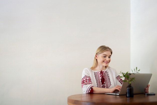 mujer joven, llevando, bordado, camisa